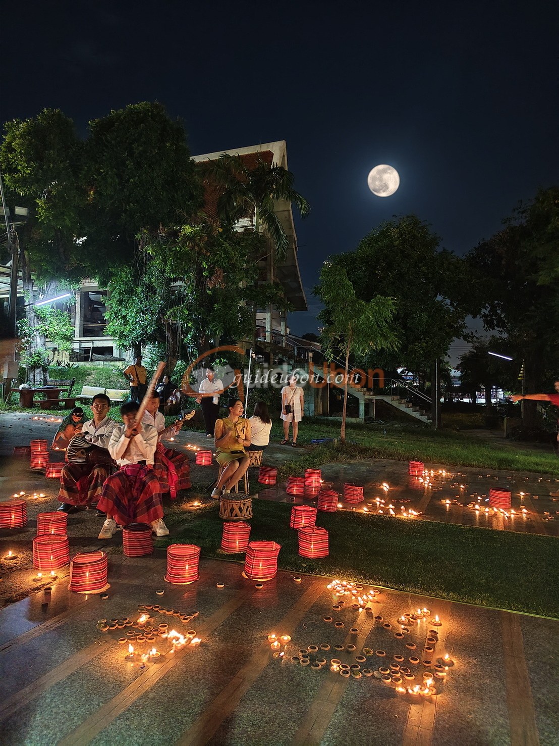 ตระการตาออกพรรษานครอุบลฯ เรือไฟ–พลุ สว่างแม่น้ำมูล