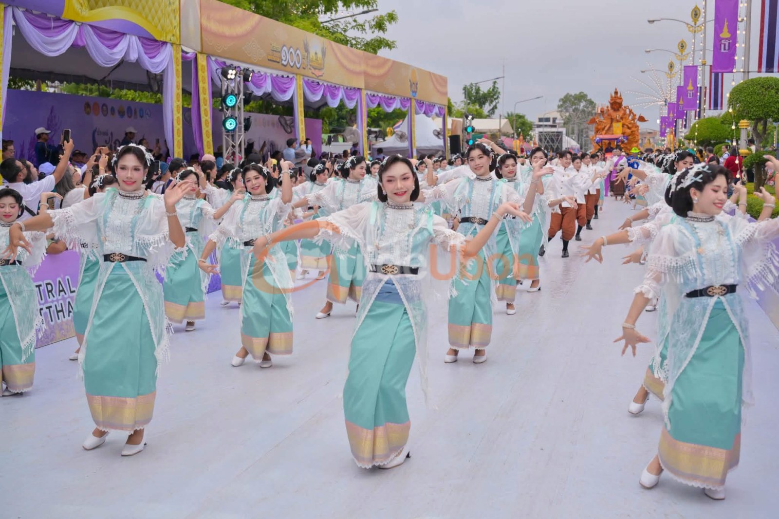 ต้นเทียนอุบลฯ นางรำกว่า 120 ชีวิต พร้อมวงโปงลาง ร่วมงานชักพระสุราษฎร์ธานี