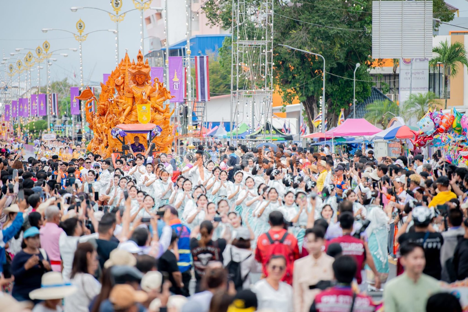 ต้นเทียนอุบลฯ นางรำกว่า 120 ชีวิต พร้อมวงโปงลาง ร่วมงานชักพระสุราษฎร์ธานี
