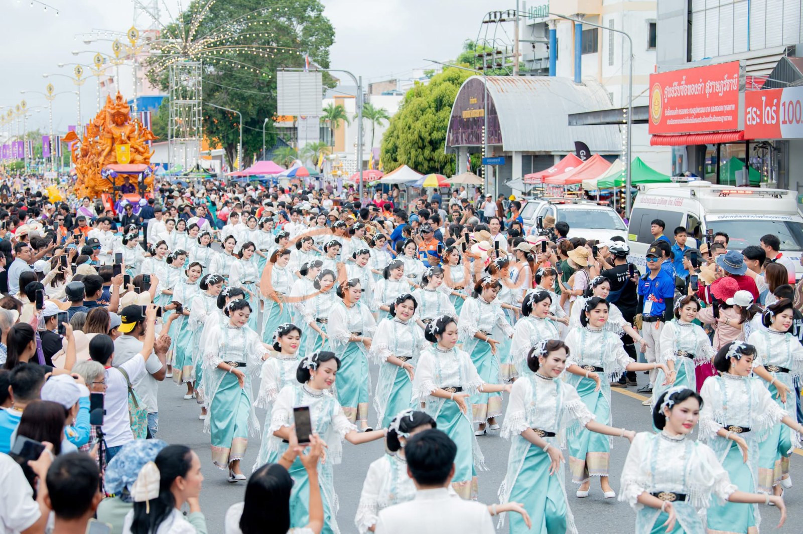 ต้นเทียนอุบลฯ นางรำกว่า 120 ชีวิต พร้อมวงโปงลาง ร่วมงานชักพระสุราษฎร์ธานี